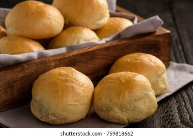 Домашний картофельный хлеб булочки на деревянном лотке.