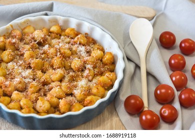 hausgemachte Kartoffelgnocchi mit Tomatenpesto und Pecorino-Käse