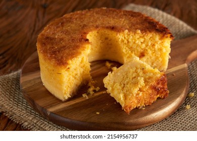 Torta redonda casera hecha de maíz verde y queso, conocida como 