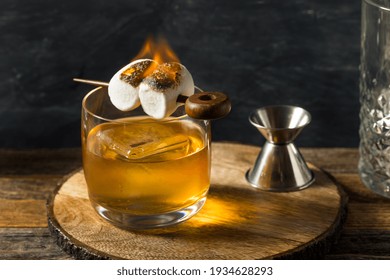 Feu de campagne fumé à la main Feu de marshmallow Vieux format avec Bourbon