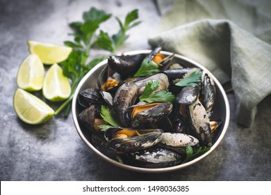 Homemade Steamed Belgian Mussels With Lemon 