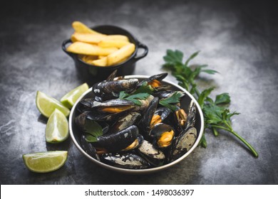 Homemade Steamed Belgian Mussels With Lemon 