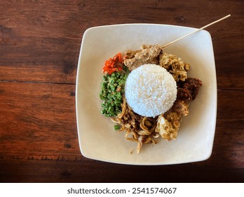 Homemade vegetarian food with sautéed mushrooms, long beans, chopped chilli, mushrooms satay, stir fry tofu, vegetables crackers on the wooden table . Look delicious - Powered by Shutterstock