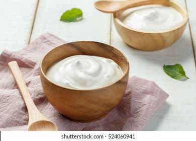Домашний йогурт или сметана в деревянной миске, Здоровое питание из йогурта концепции