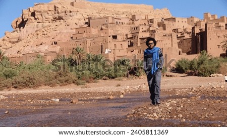 Homme marocain dans la kasbah d'ait ben haddou