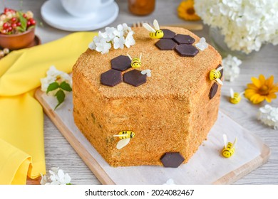 Honey cake, in a classic design with crumb