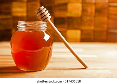 Honig mit Pfeffer auf Holzhintergrund