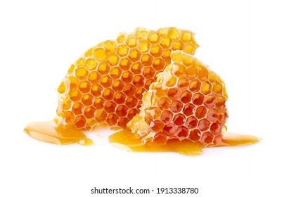 Comb de miel con gota de miel sobre fondo blanco