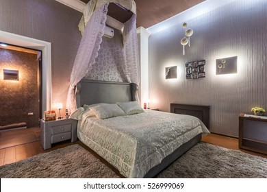 Honeymoon suite with canopy bed