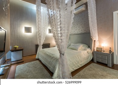 Honeymoon suite with canopy bed