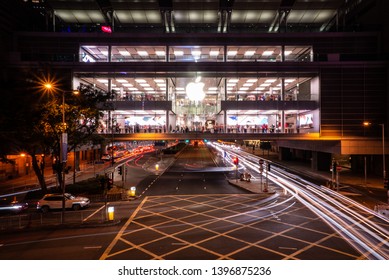 Hong Kong, China - 15/01/2019: A Long Exposure Night Photo Of An Apple Store In Hong Kong Island. Even Though It's Night Time, Customers Are Still Looking At IPhones And IPads Inside The Shop.