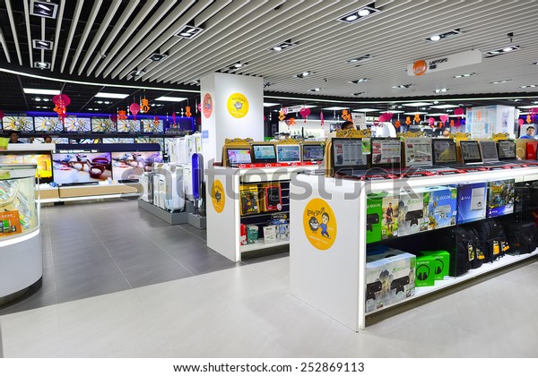 HONG
KONG, CHINA - FEBRUARY 04, 2015: shopping center interior. In Hong
Kong a wide selection of clothing boutiques, designer flagship
stores, restaurants, daily shows and
exhibitions