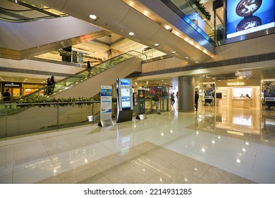 HONG KONG - CIRCA DECEMBER, 2019: Interior Shot Of IFC Mall, An 4-storey Luxury Shopping Mall, With Many Luxury Retail Brands And Wide Variety Of Restaurants.