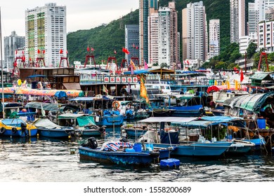 Hong Kong -July 25, 2019: Traditional Fishing Trawler In The Aberdeen Bay. Famous Floating Village In Aberdeen Is An Area And Town On The South Shore Of HongKong Island