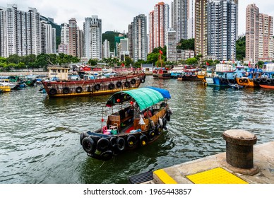 Hong Kong - July 27, 2019: Traditional Fishing Trawler In The Aberdeen Bay. Famous Floating Village In Aberdeen Is An Area And Town On The South Shore Of Hong Kong Island