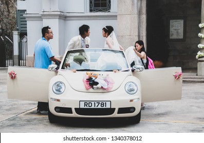 Hong Kong, Sep 2017: Newly Wed Young Asian Couple In Decorated Wedding Car. Two Cute Teddy Bear Dolls, Wedding Ceremony In Hong Kong, China. Traditional Chinese Wedding Scenes,vintage Color