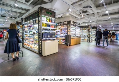 HONGKONG, CHINA - 28. MAI: Am 28. Mai 2015 verkaufte ein Supermarkt in Hongkong frische Lebensmittel und tiefgefrorene Produkte. Die delikate Dekoration verbessert das Einkaufserlebnis des Kunden.
