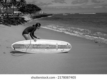 Honlulu, Hawaii USA.  Huy 14, 2022.  Hawaiian Woman Preparing To Surf  Waikiki In Black And White.