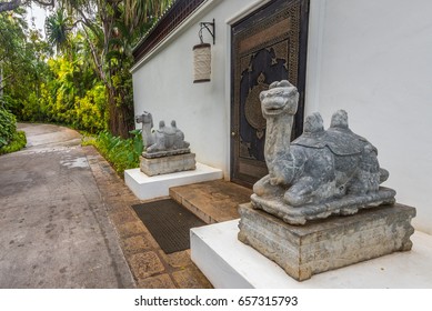 Honolulu, Hawaii, Oahu, USA - June 10, 2017: Fronted By Two Stone Camels, The Shangri La Estate Of Heiress Doris Duke Near Diamond Head Welcomes Tourists To Her Islamic Art Collection