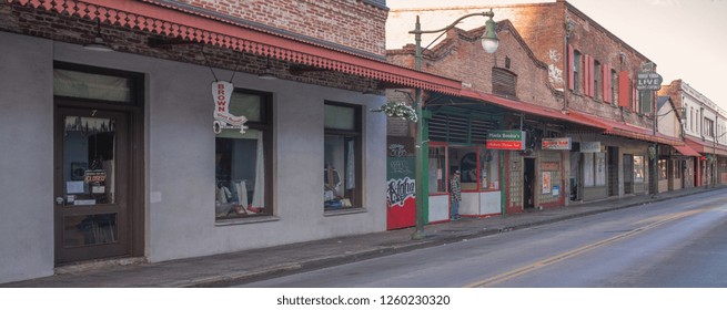 Honolulu, Hawaii, USA.  Dec. 17, 2018.  Grim And Dirty Street With Urban Decay In Chinatown.