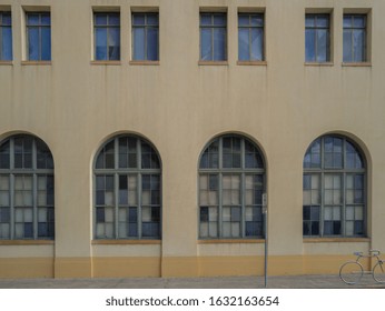 Honolulu, Hawaii, USA.  Feb. 1, 2020.  Urban Decay Of A  Art Deco Building.  Tones Of Amber And Teal At A Deserted Building.