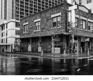 Honolulu, Hawaii, USA.  June 7,  2022.  Rainy Morning On Old Town Honolulu As Shoppers And Tourists Get Food And Drinks.
