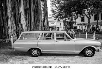 Honolulu, Hawaii, USA.  March 25, 2022.  Vintage Station Wagon With A Surfboard Inside Along Kalakaua Avenue In Waikiki.