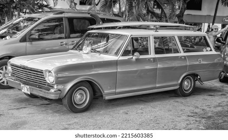 Honolulu, Hawaii, USA.  October 18, 2022.  Black And White View Of A Surfing Station Wagon And Vintage Surfboard In Waikiki.