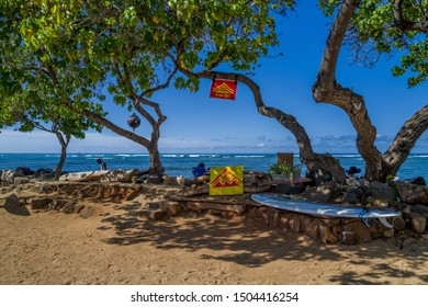 Honolulu, Hawaii. USA.  Sept 15, 2019.  Waikiki Beach Scene With Protest Flags Over The  Thirty Meter Telescope On Mauna Kea, Big Island Of Hawaii.