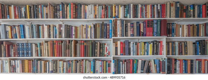 Honolulu, Hawaii, USA, Sept. 28, 2016:  Colorful Panorama View Of A Library Of Books On White Book Shelves.