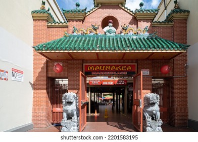 Honolulu, Hawaii, USA.  September 14, 2022.  Entrance To The Chinatown Open Market With Shops Selling Food And Trinkets To The Tourists.