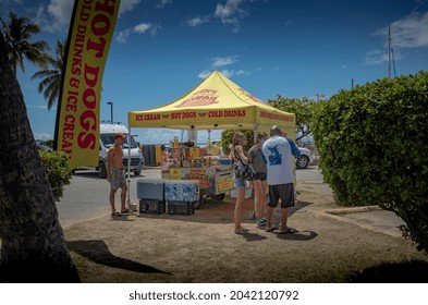 Honolulu, Hawaii, USA.  September 16, 2021.  Waikiki Hot Dog And Plate Lunch Concession Now Outdoors To Avoid Covid Virus.