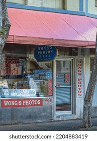 Honolulu, Hawaii, USA.  September 22, 2022.  Rainy Morning View Of The Mandarin And English Speaking Photography Shop In The Honolulu Chinatown Area.