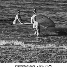 Honolulu, Hawaii, USA.  September 26, 2022.  Waikiki Surfers Preparing To Paddle Out To The Waves At Queen's Beach.