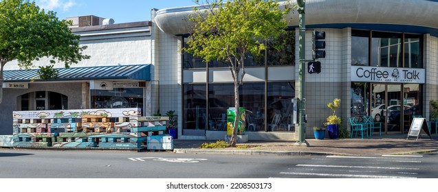 Honolulu, Hawaii, USA.  September 30, 2022.   Kaimuki Scene On Waialae Avenue Fronting A Popular Coffee Shop With Food And Art Items.