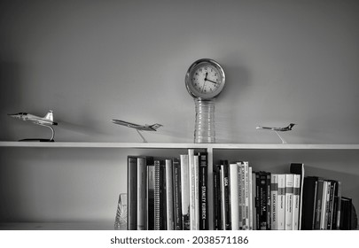 Honolulu, Hawaii, USA.  September 8, 2021.  Modern Office Wall And Bookcase With Technical Books And Models.