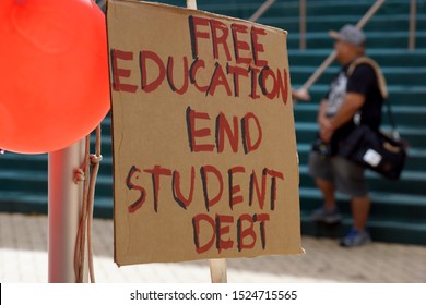 Honolulu - November 12, 2015:  Free Education End Student Debt Sign On The Campus Of The University Of Hawaii Manoa Next To Red Balloons During Protest Of The Cost Of College.