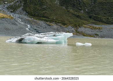 Hooker Lake In Aoraki Mt Cook National Park. NZ