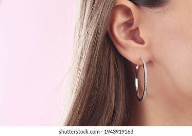 Hoop earrings on the use of the young lady.