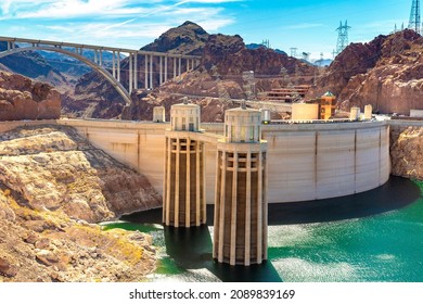 Hoover-Staudamm und Penstock-Türme am Fluss Colorado an der Grenze zwischen Nevada und Arizona, USA