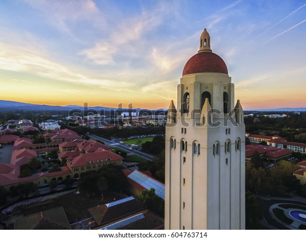 カリフォルニア州パロアルトの夕日の スタンフォードの上のフーバータワーと景色 の写真素材 今すぐ編集