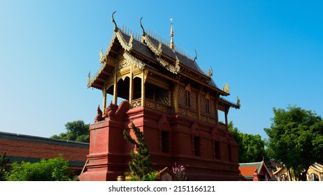 Hor Dhama's architectural style is influenced by Lanna arts and architecture, decorated with woodcarvings and shinny glazed glass. The building keeps Tripitaka script and a golden Buddha image.
