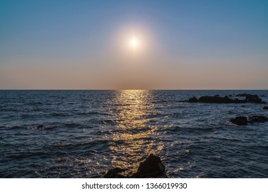 Horizon sea split in half between the sea and sky meet. The sun shone, the beautiful blue close secret.