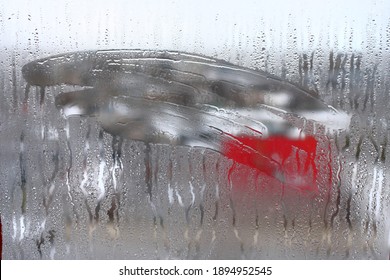 Horizontaler Kondensationshintergrund auf transparentem Glas mit hoher Luftfeuchtigkeit