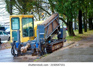 Horizontal Directional Drilling Machine, HDD Drill Rig. Horizontal Drilling Rig Machine .Trenchless Method Of Installing Underground Utilities Such As Pipe, Conduit, Or Cables. Installing Pipeline