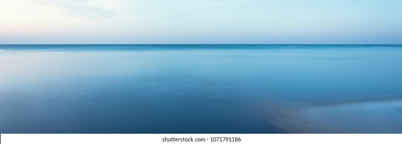 horizontal line of calm sea on the day light