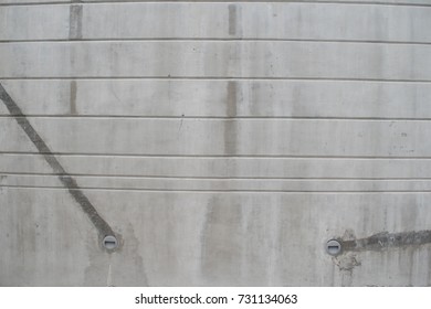 Horizontal lines in concrete