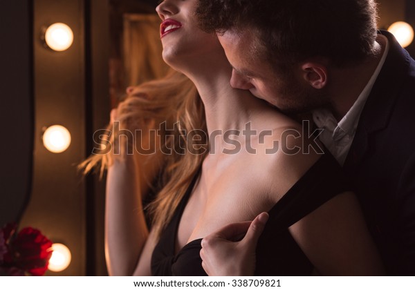 美しい女性の首にキスをする成熟した男性の横の写真 の写真素材 今すぐ編集