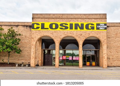 Horizontal Shot Of A Mail Anchor Store Going Out Of Business During The Pandemic