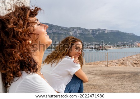 Horizontal view of girlfriends going on summer vacation. Friendship and holidays travel concept.